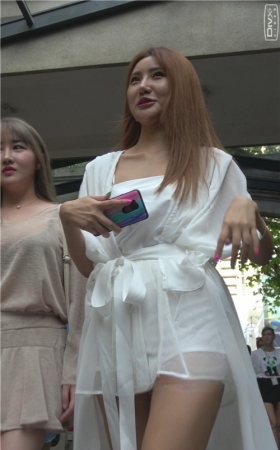 和闺蜜一起逛街的漂亮小姐姐