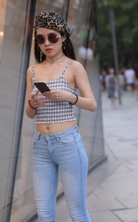 墨镜牛仔小妹