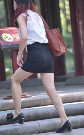 2015-07-09上台阶的黑色一步裙少妇（8P） [8P]