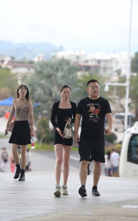 美腿包屯裙美女