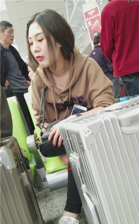 白嫩红唇美女