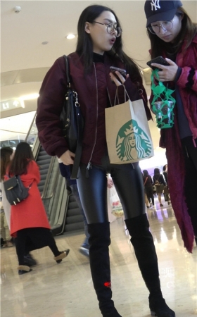 漂亮的黑丝紧身皮裤高靴妹子