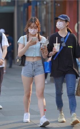 牛仔热裤小姐姐(56P)