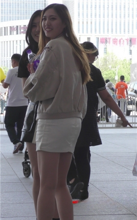 两个短裙美女