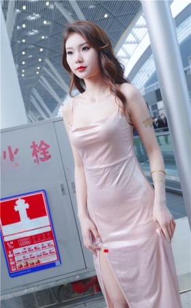 吊带粉裙美女