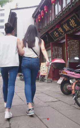 两个蓝色牛仔妹