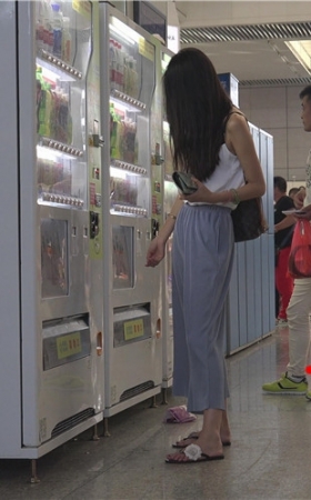 漂亮的吊带美女