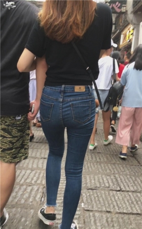 蓝色牛仔裤妹子