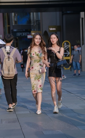 包臀紧身花裙美女