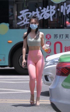 【盛夏街拍作品】珍珠粉亮刚紧身瑜伽裤小姐姐MJ1115
