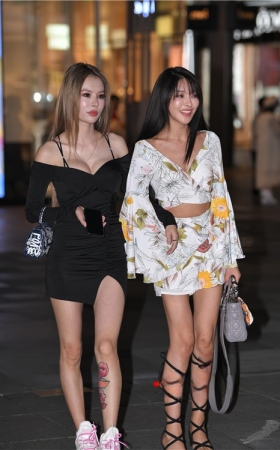 性感的吊带黑裙美女(92P)