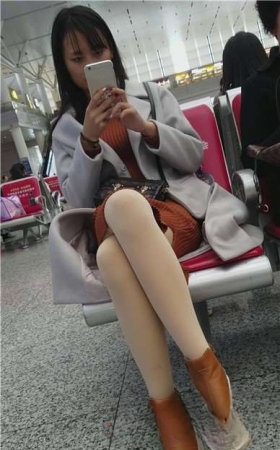 4k-高铁站候车室拍摄肉丝美腿漂亮美眉