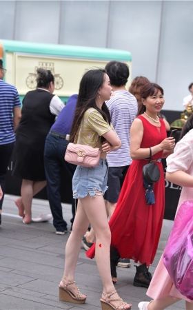 拍照的热裤小妹(39P)