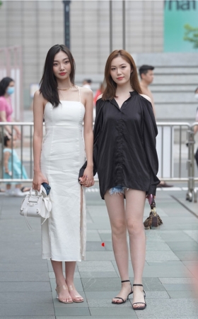 两个漂亮的美女【套图+视频】