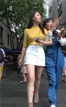 吸烟的黄裙白衣小姐姐