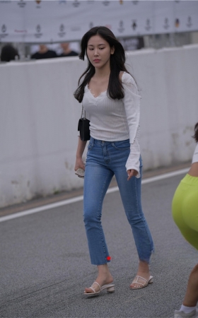 蓝牛紧身美女(32P)
