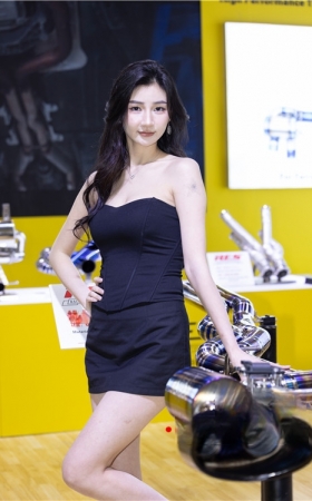 黑裙抹胸美女(26P)