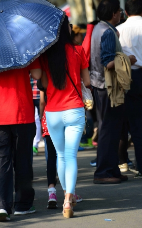 遮阳伞下的美丽身影----（16P） [16P]