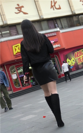 街拍黑靴皮裙美女