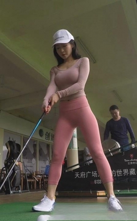 时尚美眉也是寒冬里的靓丽风景3A1787[401M]
