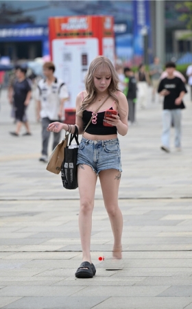 漂亮的皮裙小美女(125P)