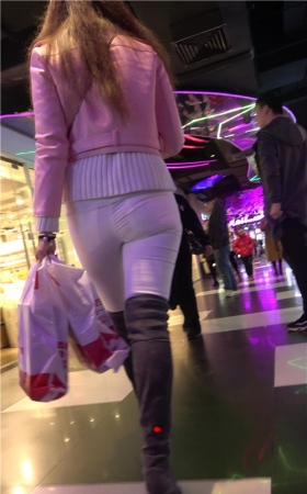 粉衣白裤紧身裤美女