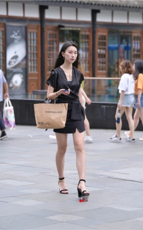 白皙美女(23P)