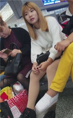 4K - 偶遇母女二人一起出行的小妹