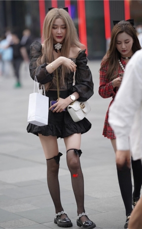 漂亮的黑裙美女【套图+视频】
