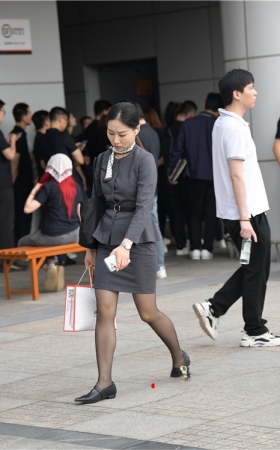下班了的黑色制服美女(48P)