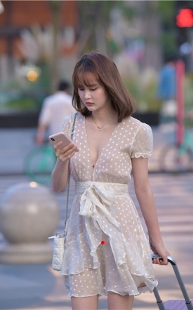 拉着行李箱的连衣裙小姐姐(22P)