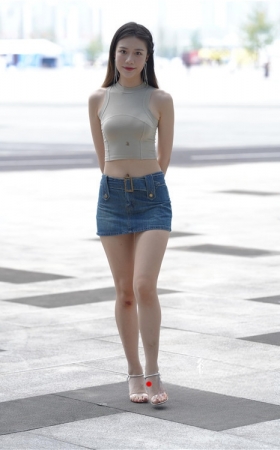 漂亮的极品露腰短裤美女【套图+视频】