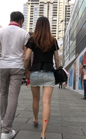 牛仔短裙小姐姐