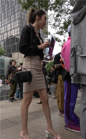 包臀开叉裙小姐姐