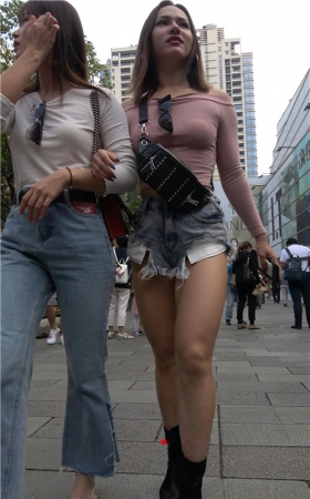 毛边牛仔热裤小姐姐