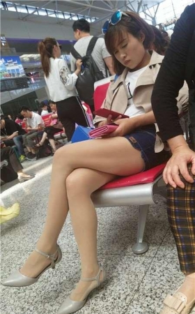4k视频，候车室拍摄极品丝袜美腿女神