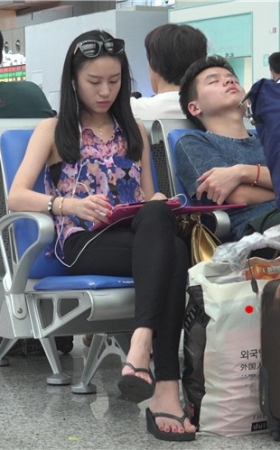 漂亮的黑裤美女