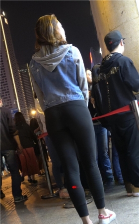两个不错的紧身小姐姐