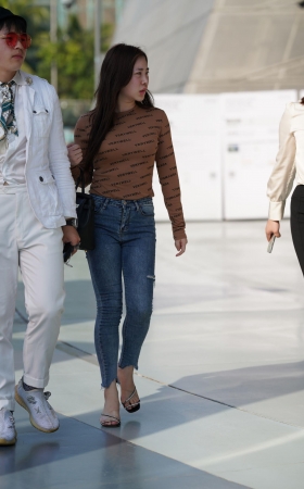 长腿牛仔妹子