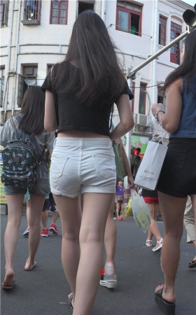 黑衣热裤妹子