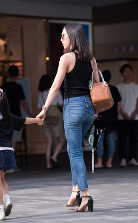 线条流畅、紧牛少妇 [19P]