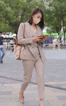 优雅的制服美女 [27P]