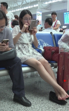 美腿眼镜妹子