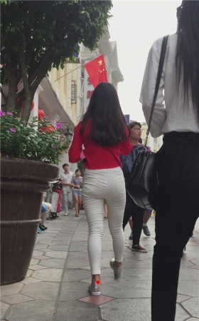 红衣白裤妹子