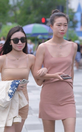 倆闺蜜，我更喜欢包屯裙的她3A1357[317M]