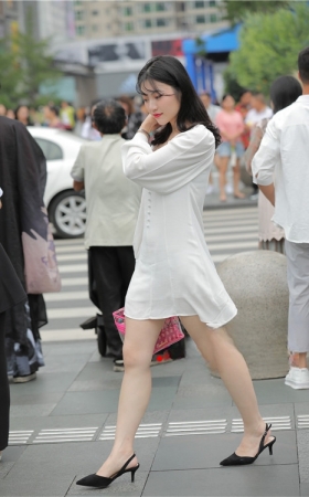 白色连衣裙美女(56P)