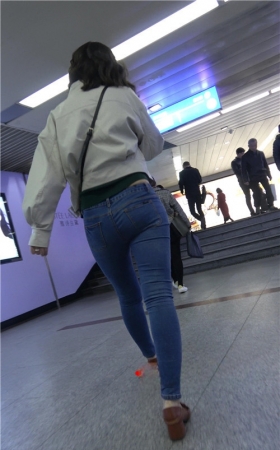 蓝牛紧身裤妹子