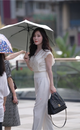 漂亮的气质美女(82P)