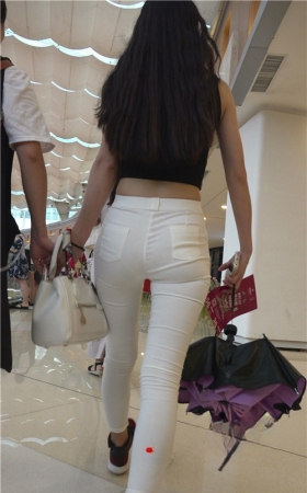 露腰的白色紧身裤长发美女