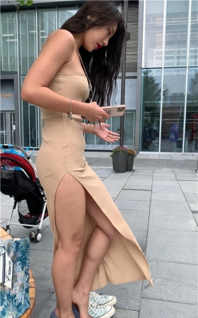 （视频）漂亮的开叉裙长发美女